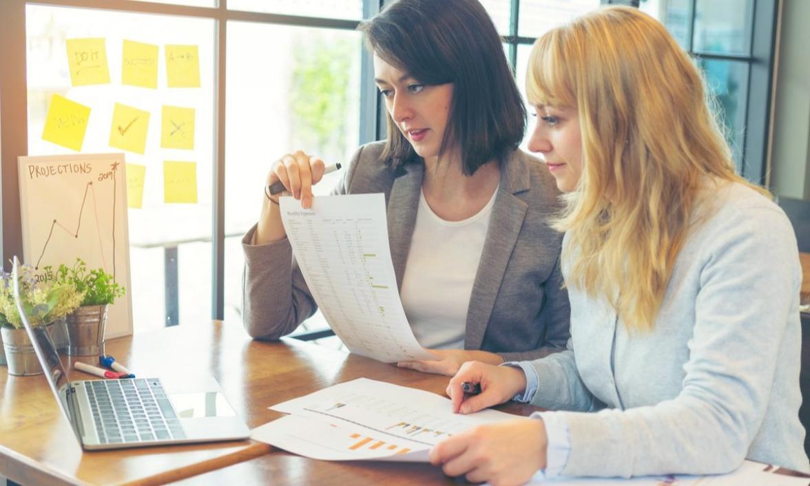 Specialist analizând documente financiare și foi de calcul pentru planificare bugetară