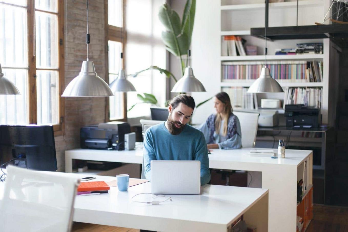 Echipă de lucru discutând strategii bugetare folosind grafice și tabele