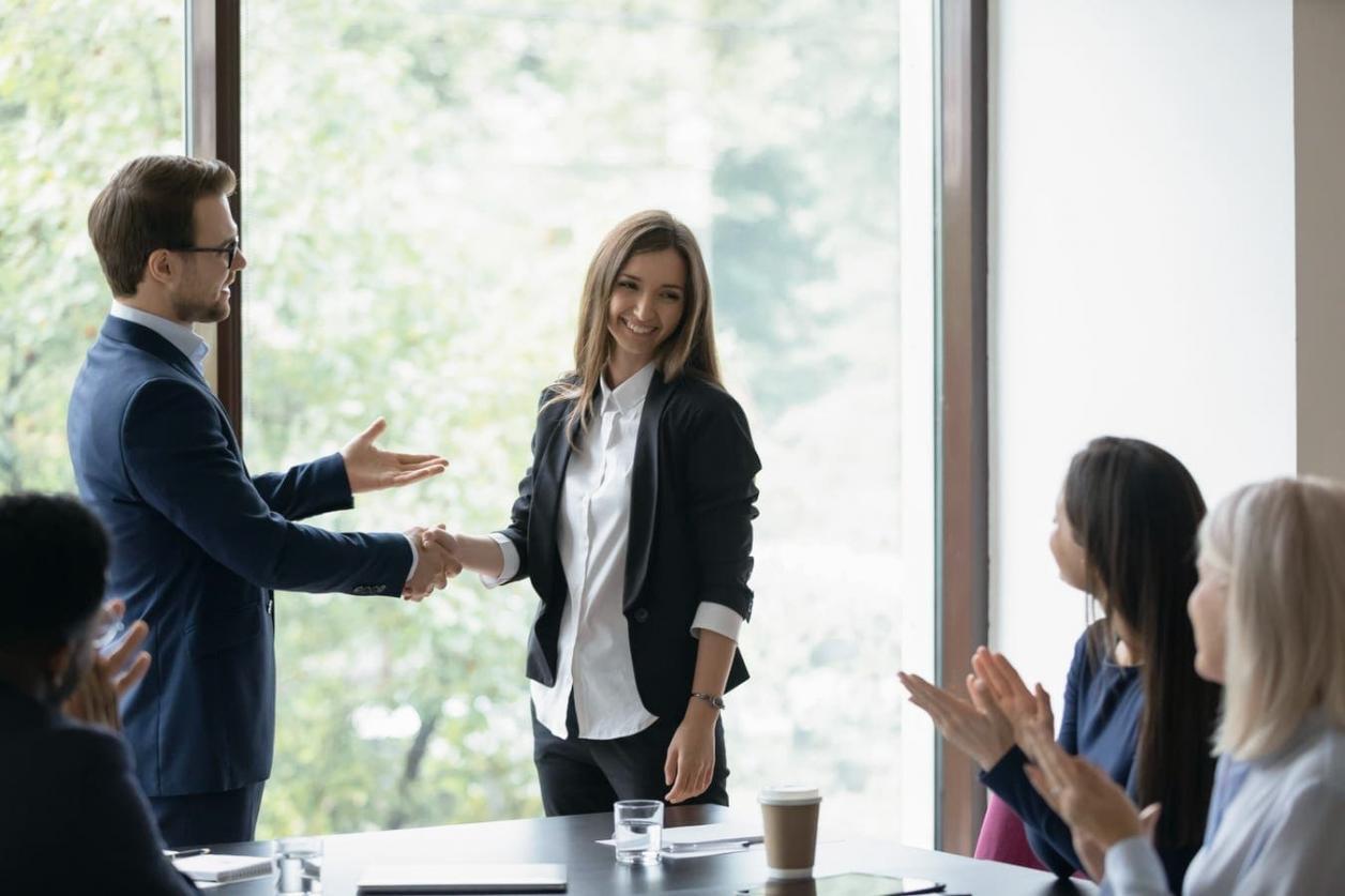 Analiză financiară detaliată cu foi de calcul și rapoarte